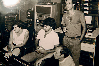 באולפני טריטון בתל אביב, בזמן ההקלטות לשיר 'לילות שרב'